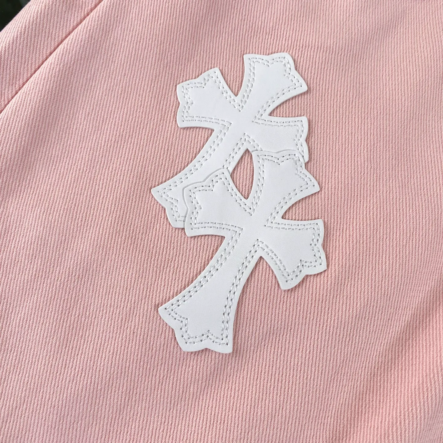 P250 CH Chromehearts 2025 new limited white cross leather couple style washed loose pink jeans 💜 Top quality ceiling quality styles with different washed textures, very friendly to people with thin legs and thick legs, the straight and loose version is very flattering to the leg shape. Moderate length that never goes out of style, easy to match with casual, basic styling for various styles, a must-have in the wardrobe! The fabric is stiff but also makes the upper body soft without losing texture. The washing process is even more perfect. It is a must-have item for everyone! ! ! Washed wheat, hang tag, pants label, complete with three labels, color: pink, size: 28, 30, 32, 34